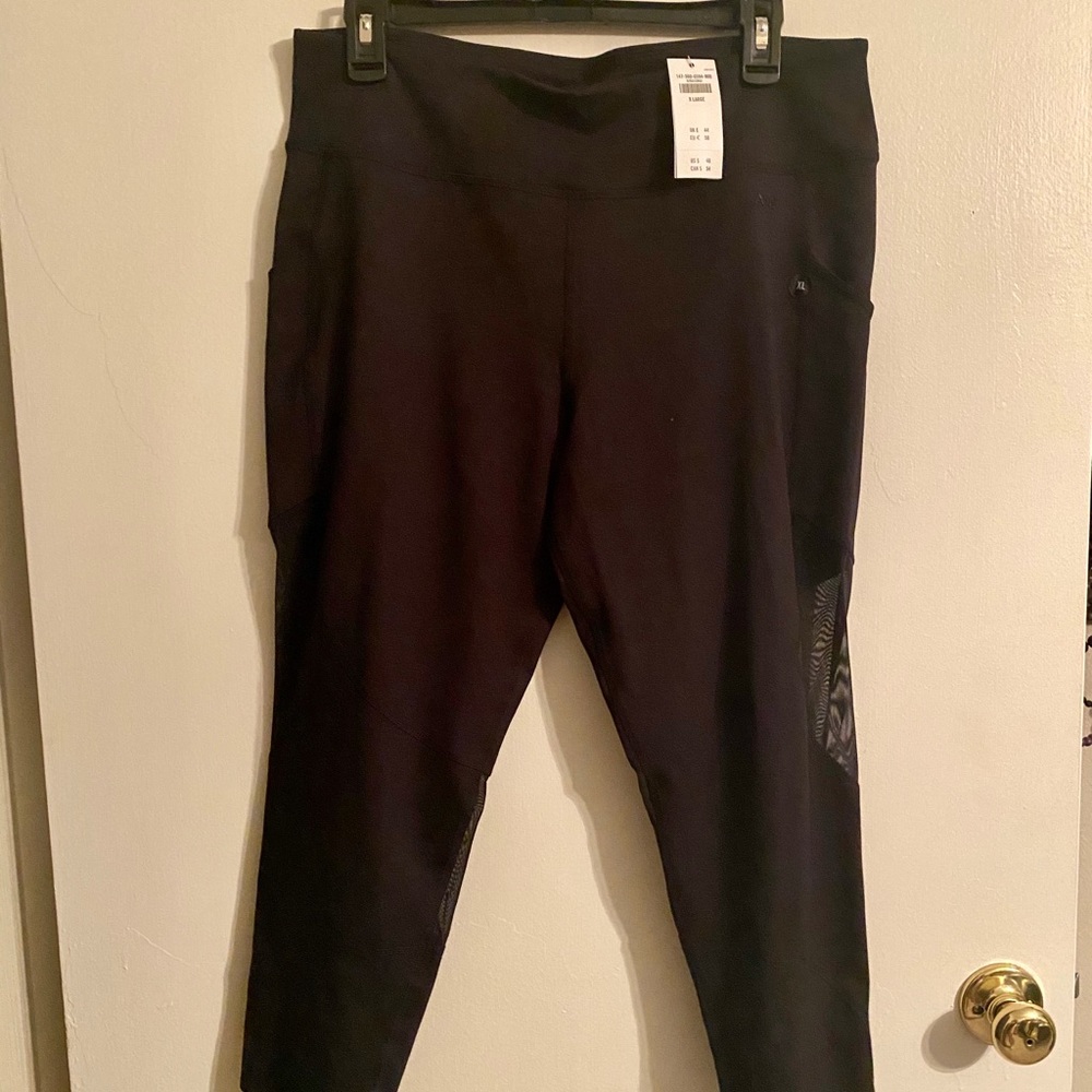 NWT Abercrombie & Fitch black scallop Capri pant